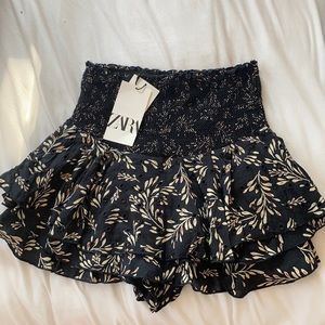 Brand Mew Zara floral skort